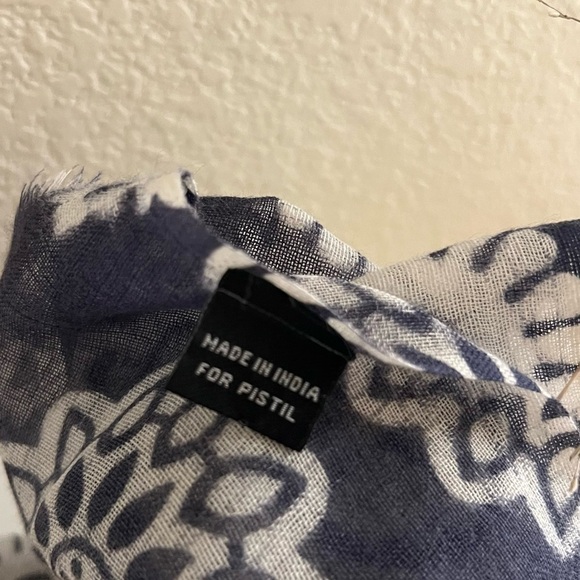 Wool Scarf Medallion Print - Picture 3 of 6